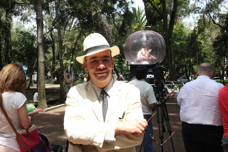 Nicolás Alvarado lleva por la ciudad sus burbujas llenas de teatro, en el Dramafest